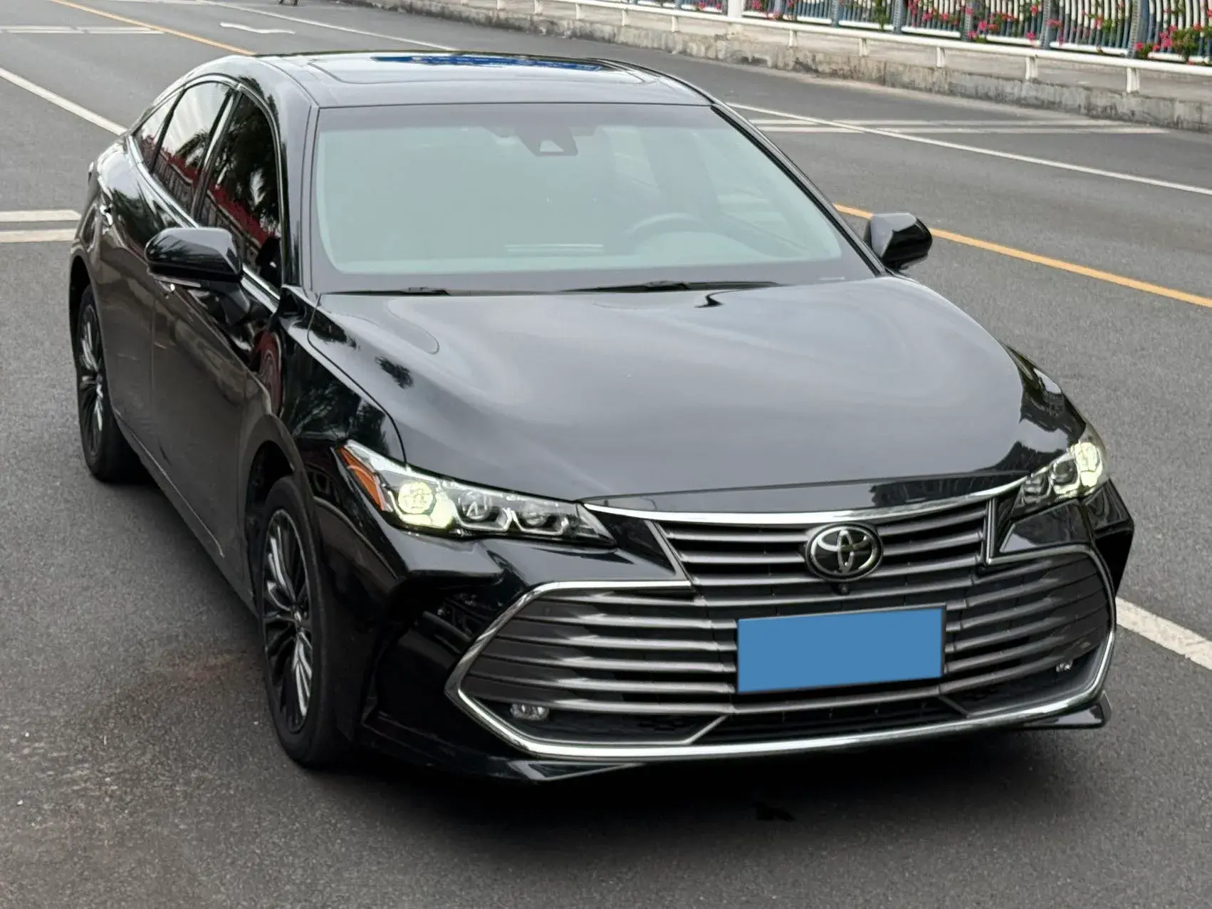 2019 TOYOTA AVALON thumbnail 3