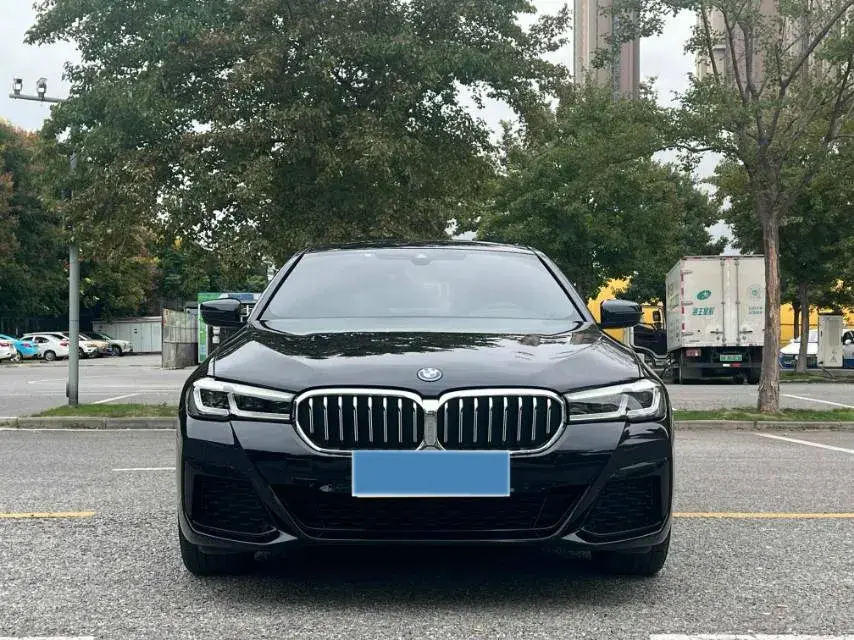2022 BMW 5 thumbnail 2