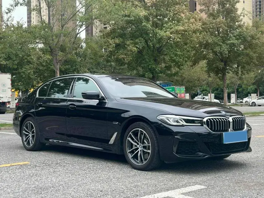 2022 BMW 5 thumbnail 3