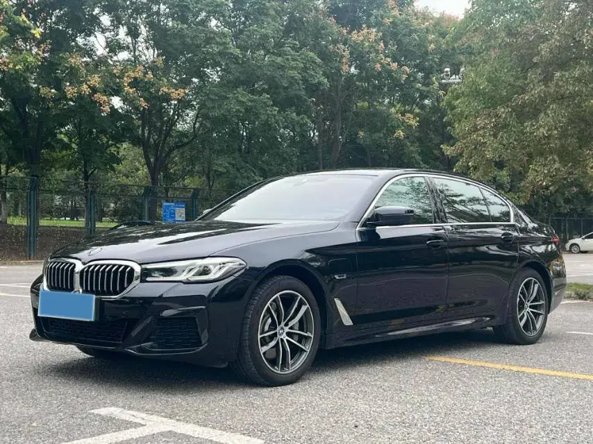 2022 BMW 5 view 1