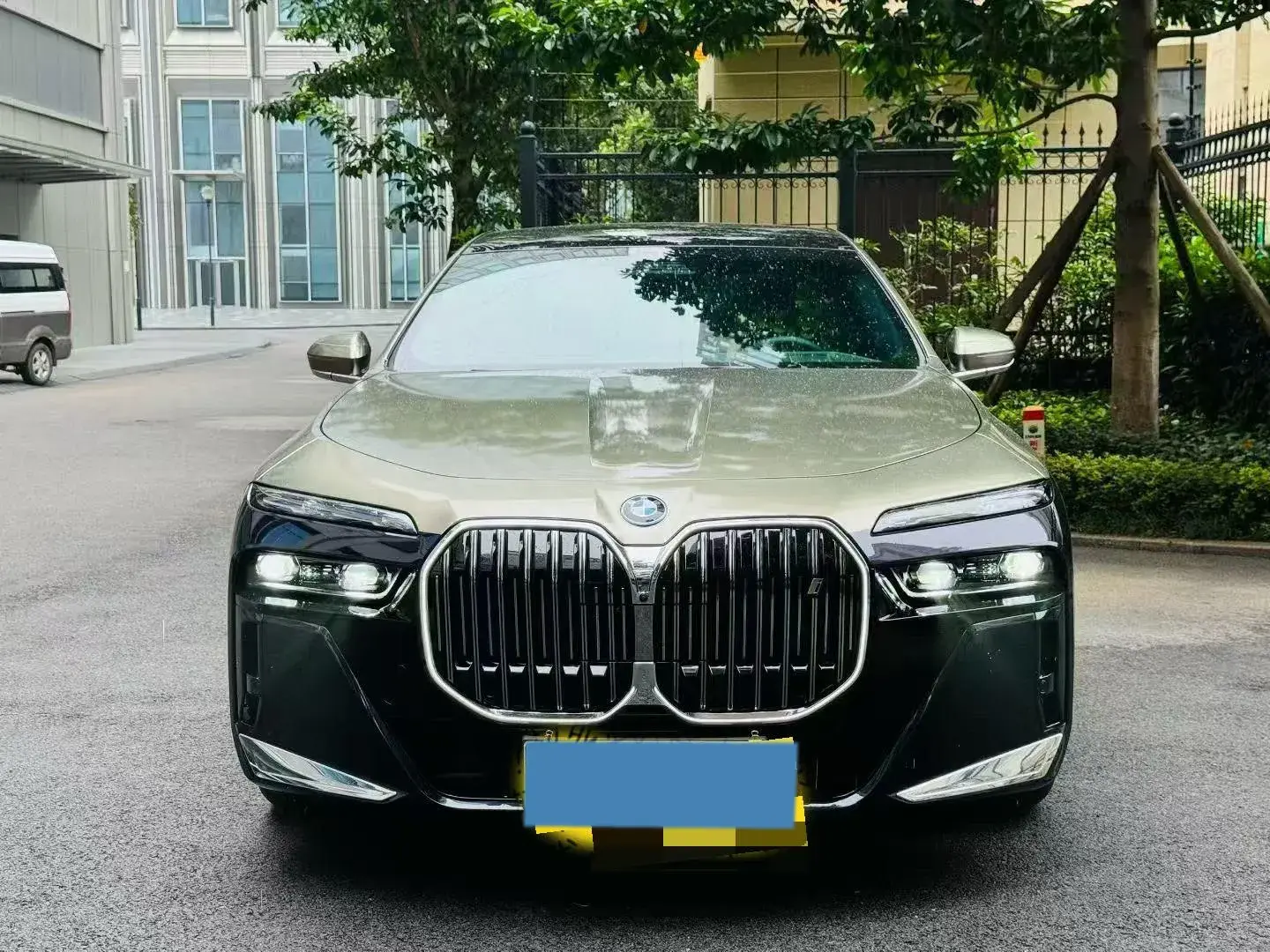 2023 BMW I7 thumbnail 2