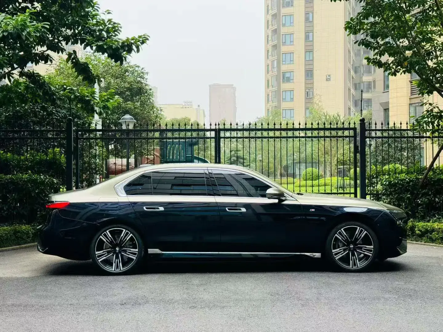 2023 BMW I7 thumbnail 4