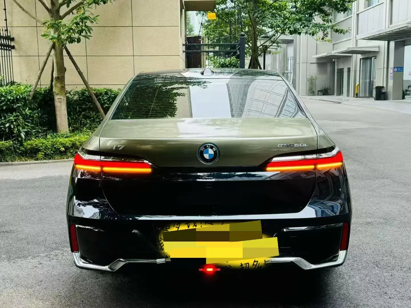 2023 BMW I7 thumbnail 3