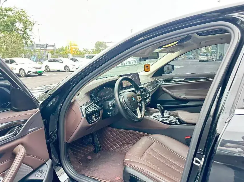 2021 BMW 5 thumbnail 4