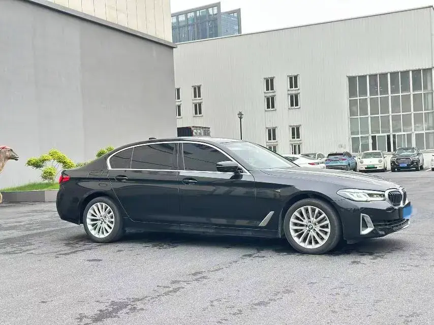 2021 BMW 5 thumbnail 3