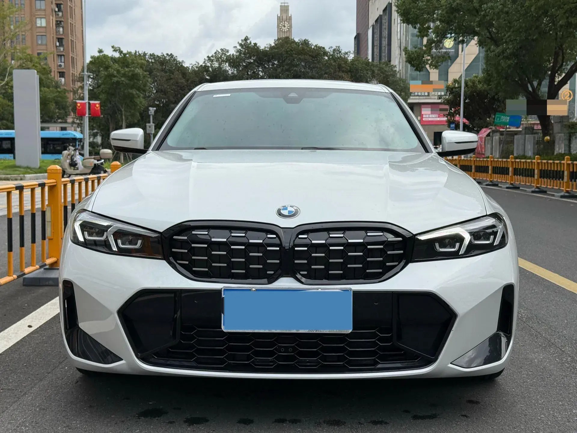 2024 BMW 3 thumbnail 2