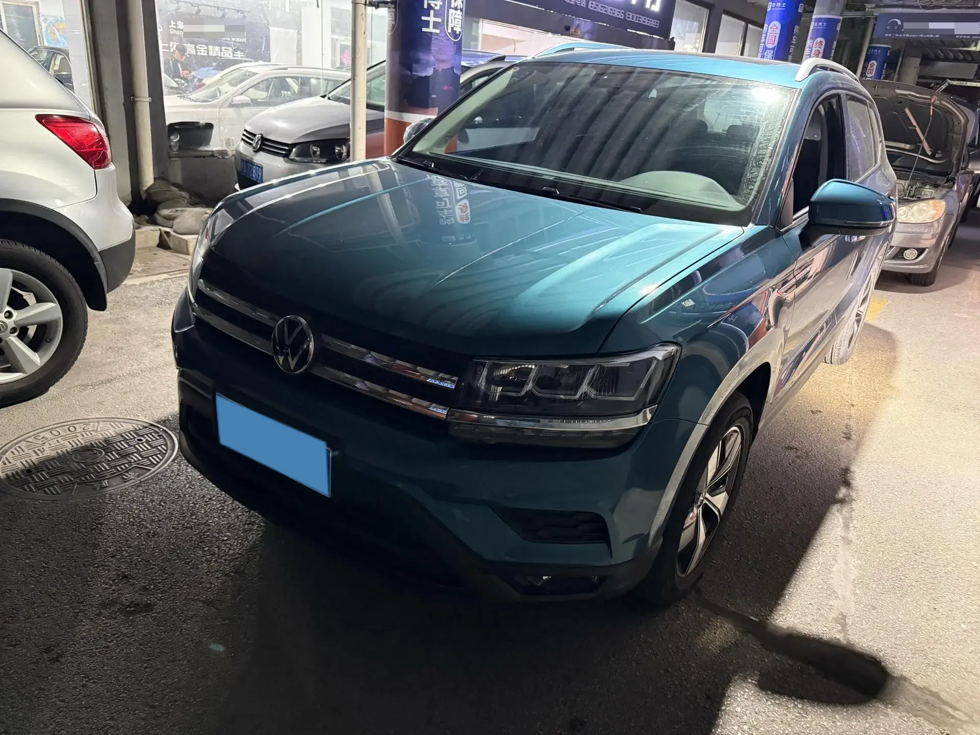 2021 VOLKSWAGEN THARU view 1