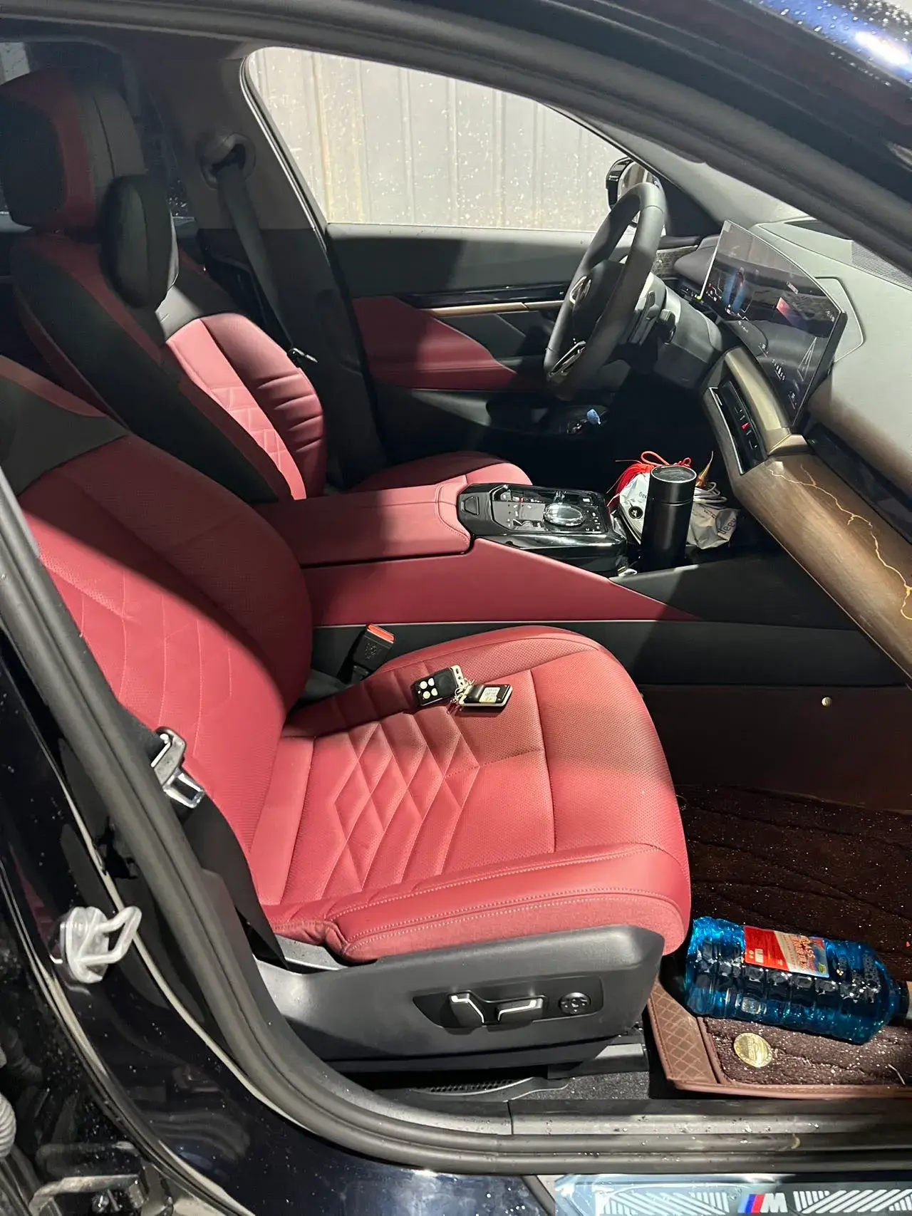 2025 BMW 5 thumbnail 4