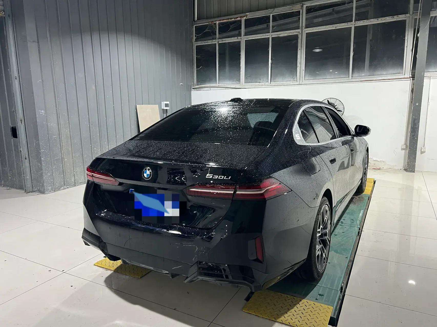 2025 BMW 5 thumbnail 2