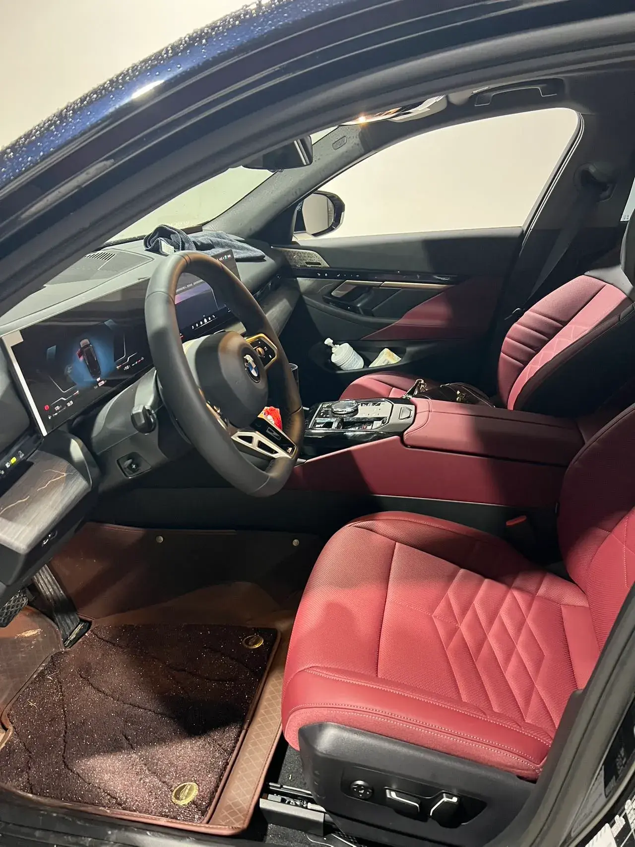 2025 BMW 5 thumbnail 3