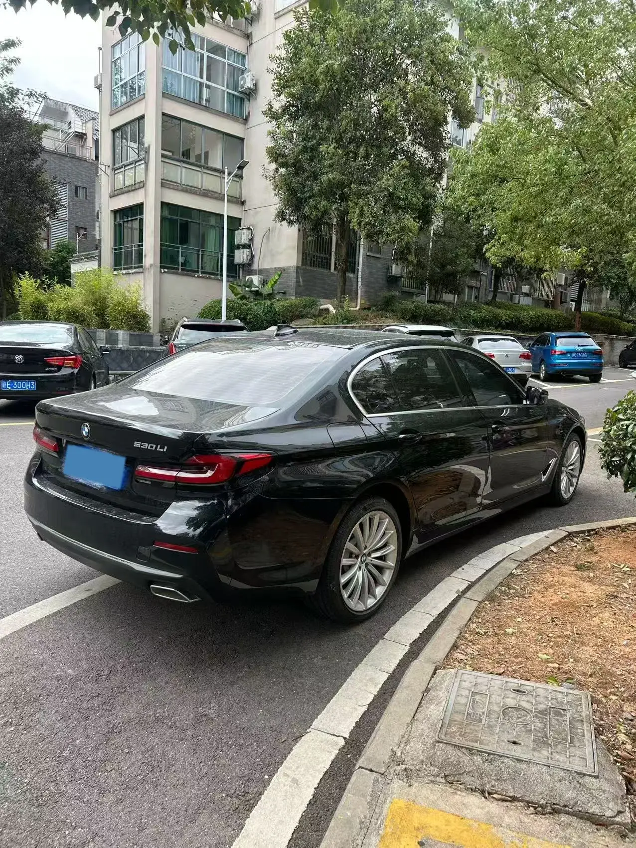 2022 BMW 5 thumbnail 2