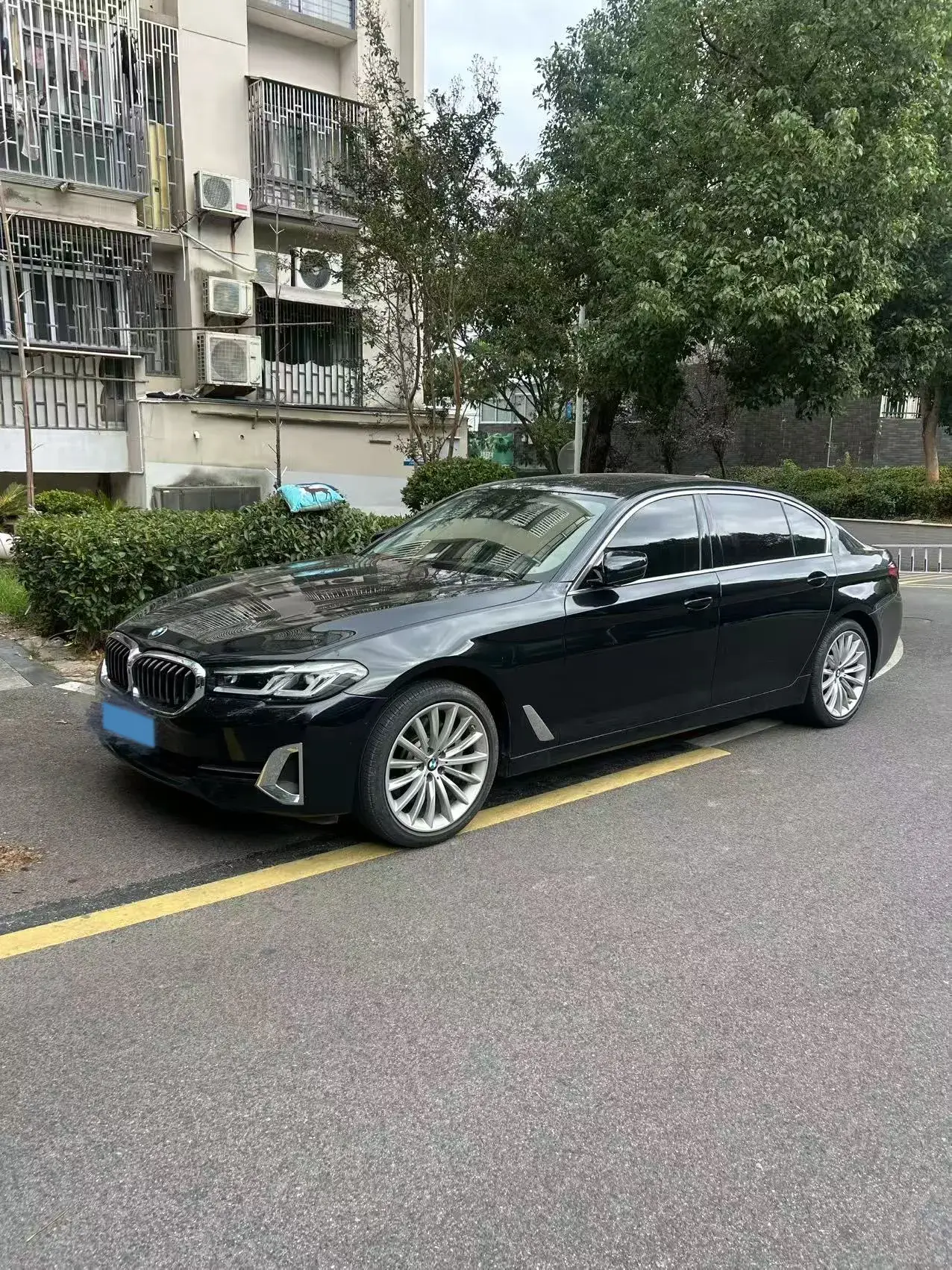 2022 BMW 5 view 1