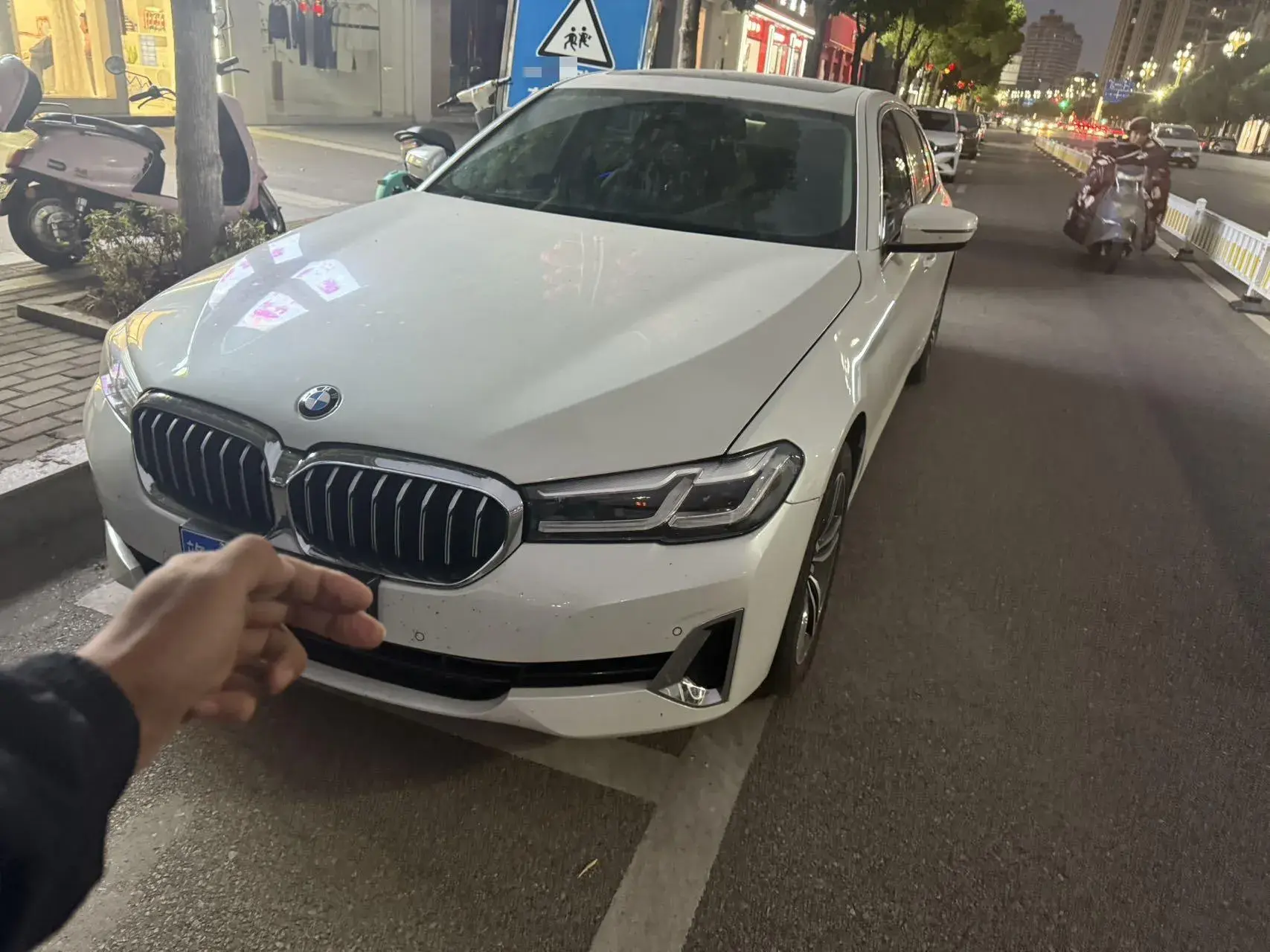 2021 BMW 5 view 1