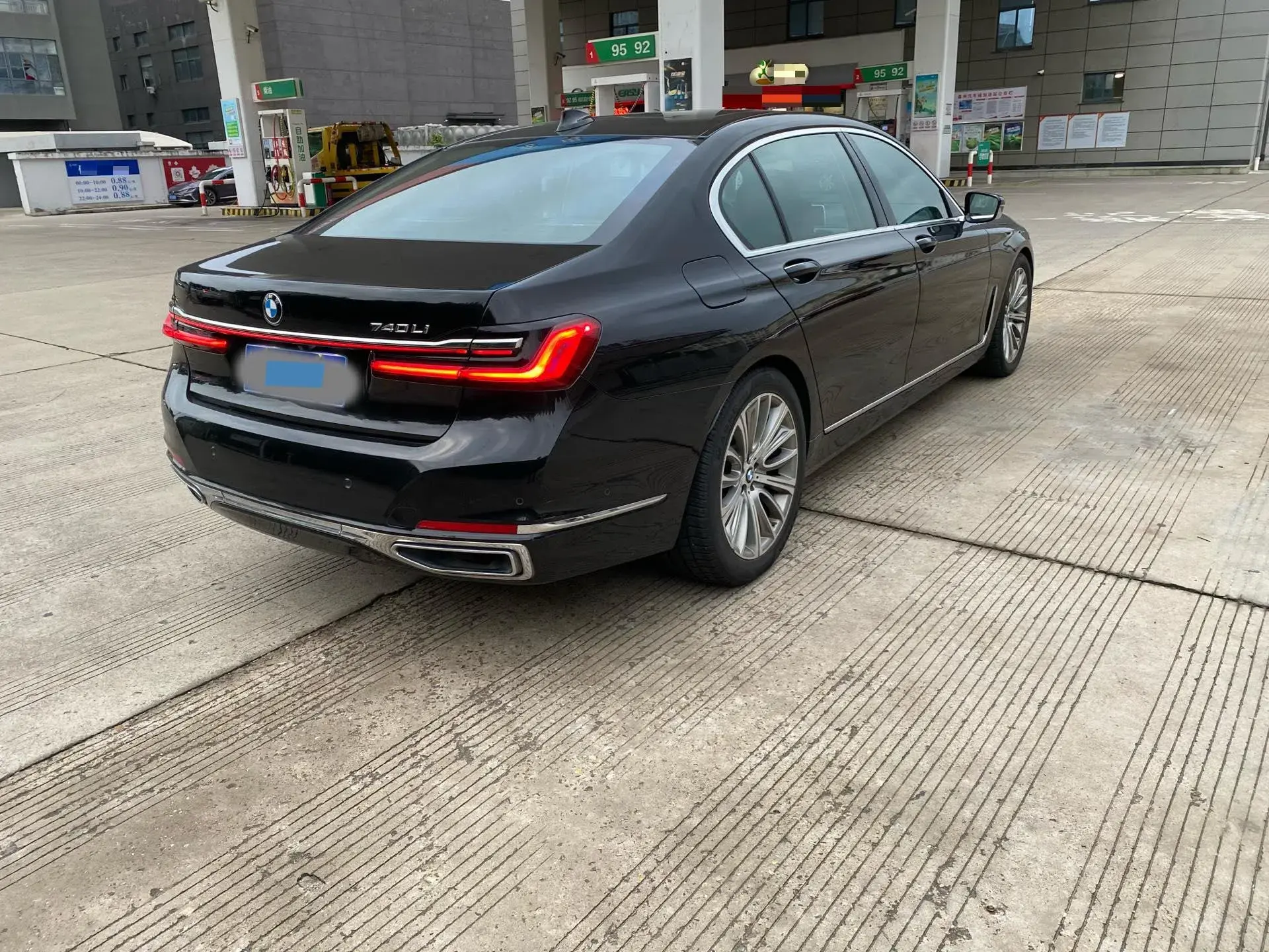 2019 BMW 7 thumbnail 4