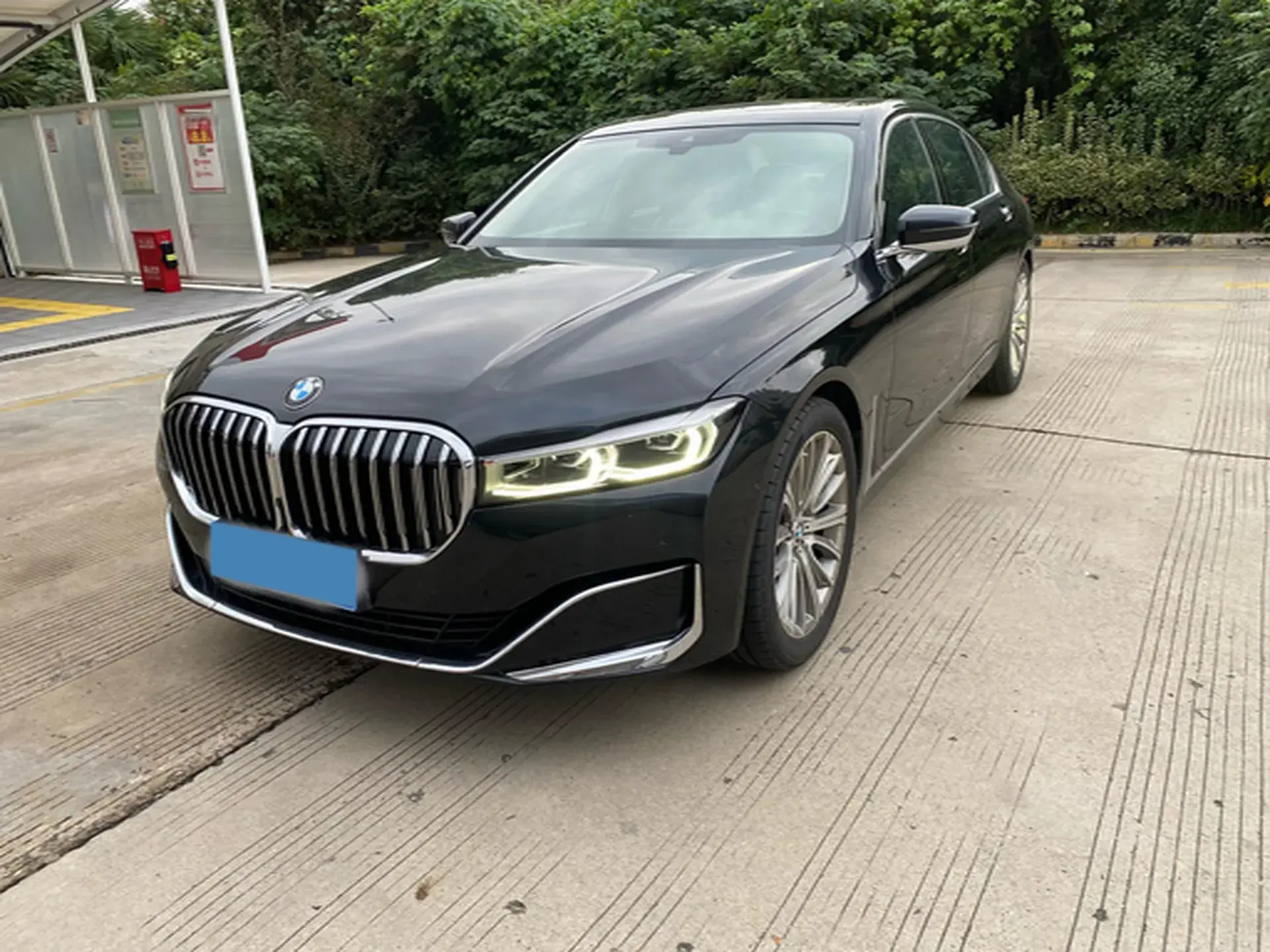 2019 BMW 7 view 1
