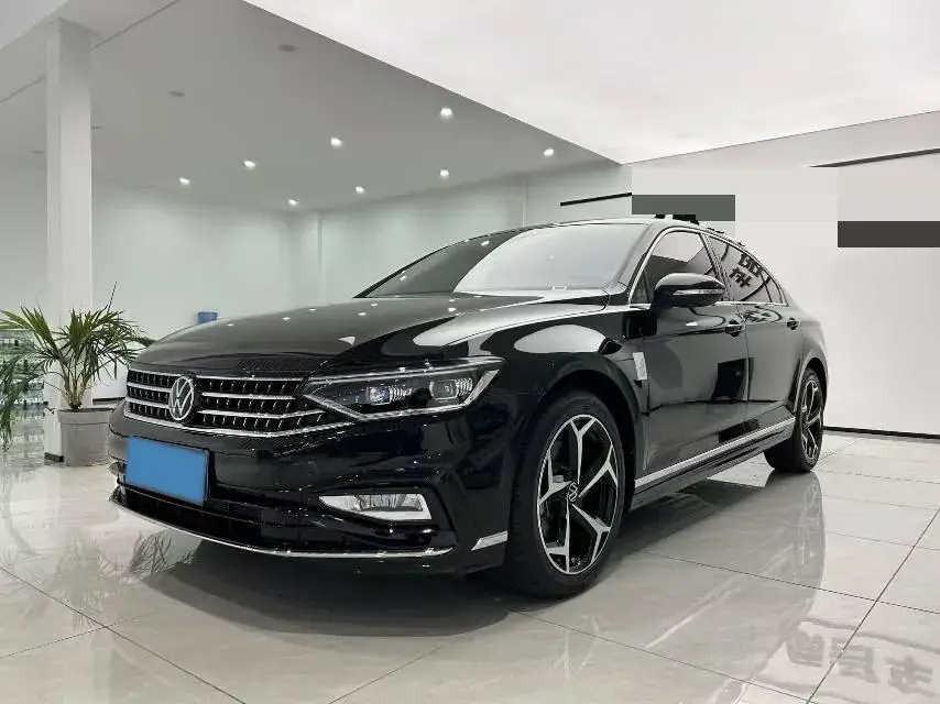 2025 VOLKSWAGEN MAGOTAN view 1