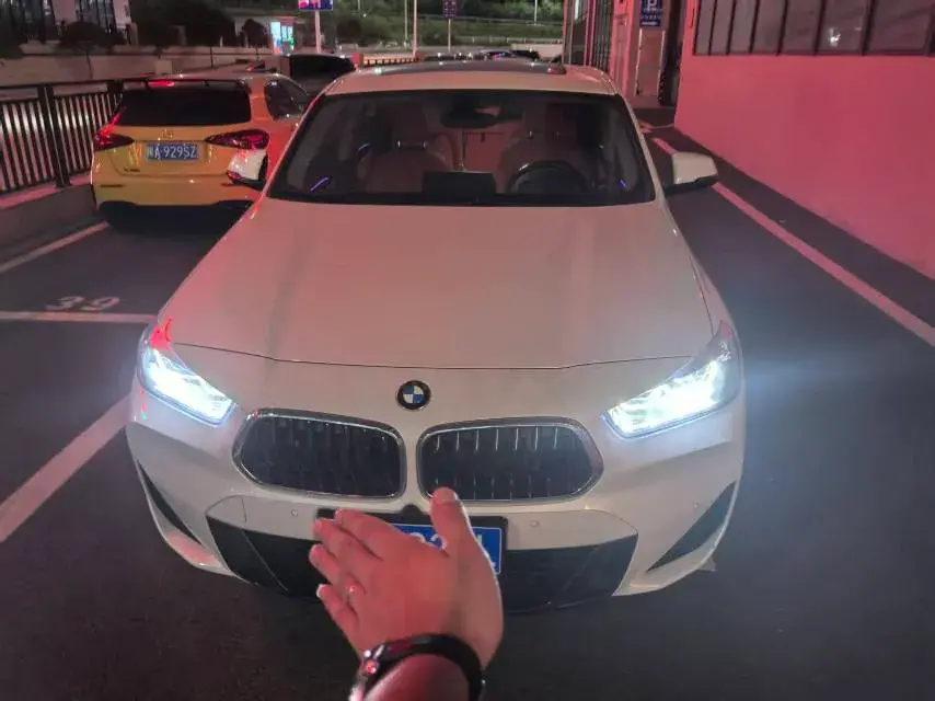 2021 BMW X2 thumbnail 2