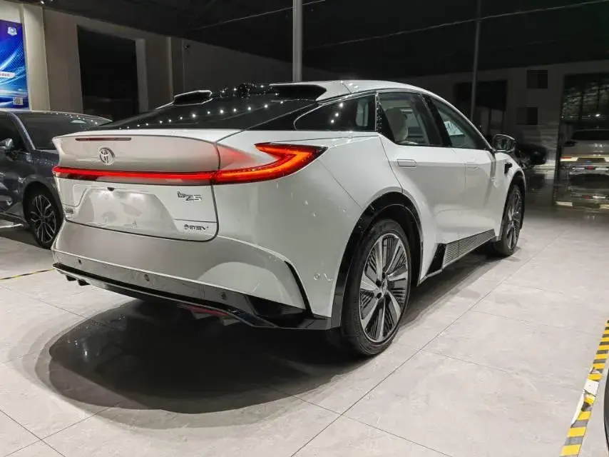 2025 TOYOTA BZ5 thumbnail 4