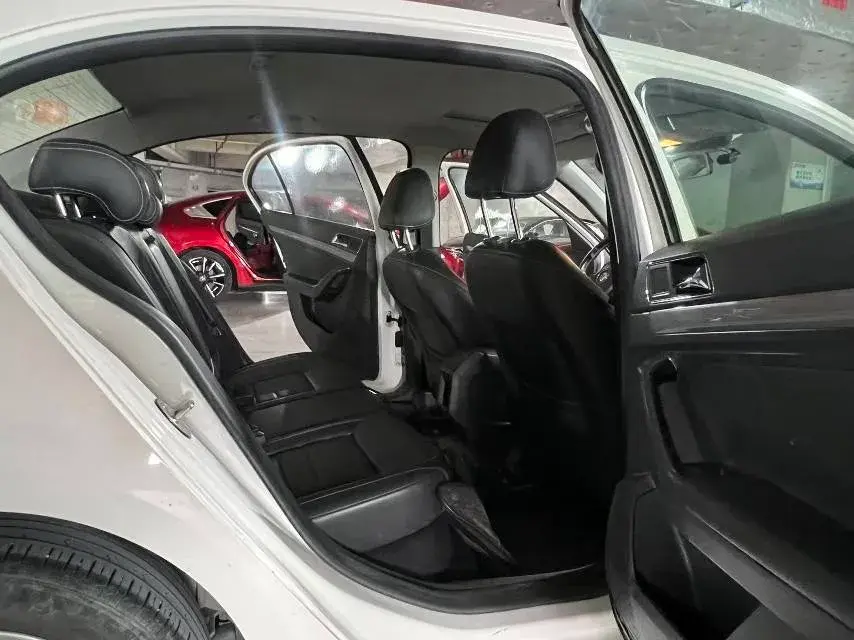 2017 VOLKSWAGEN LAVIDA thumbnail 4