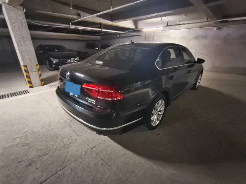 2017 VOLKSWAGEN PASSAT thumbnail 3