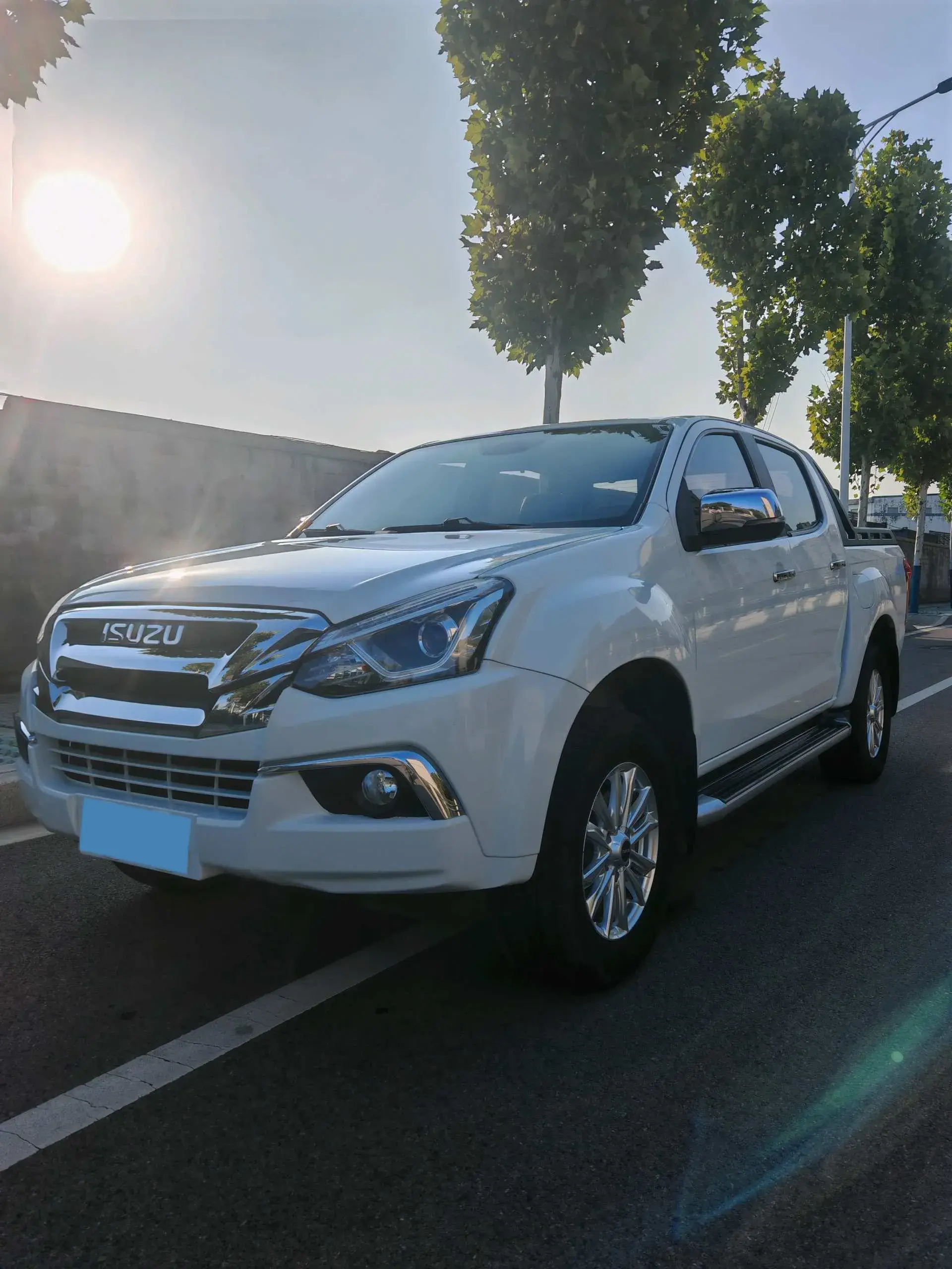 2020 ISUZU D-MAX view 1