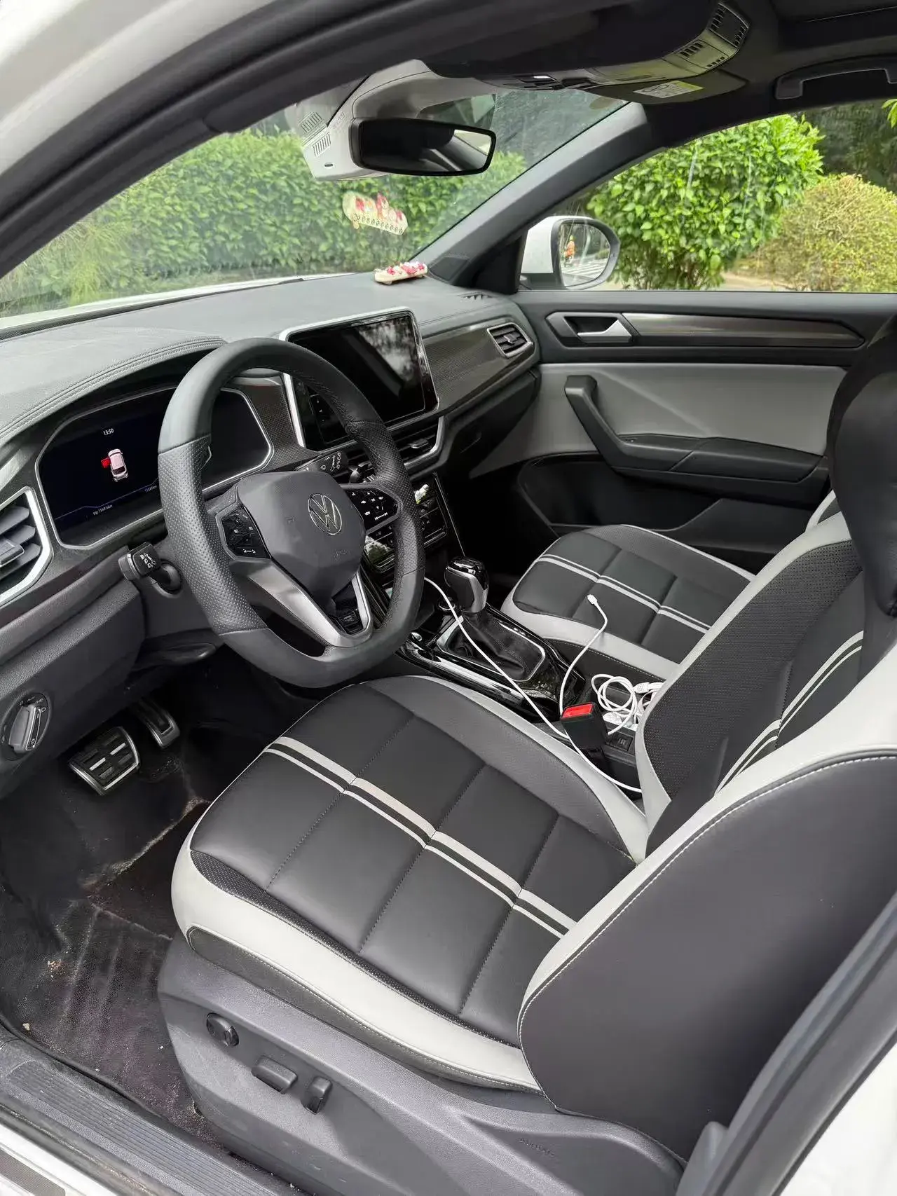 2024 VOLKSWAGEN T-ROC thumbnail 3