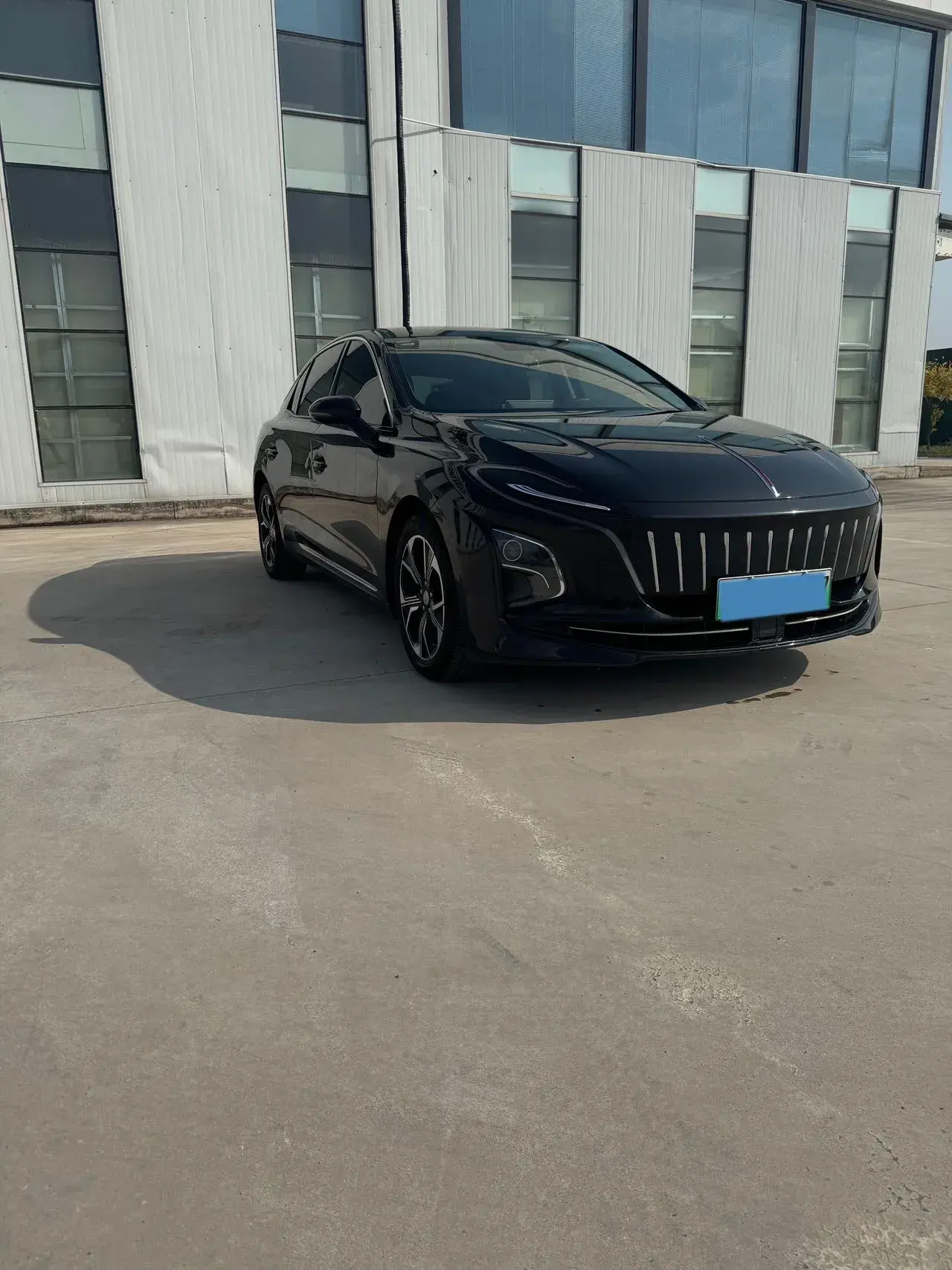 2022 HONGQI E-QM5 thumbnail 3