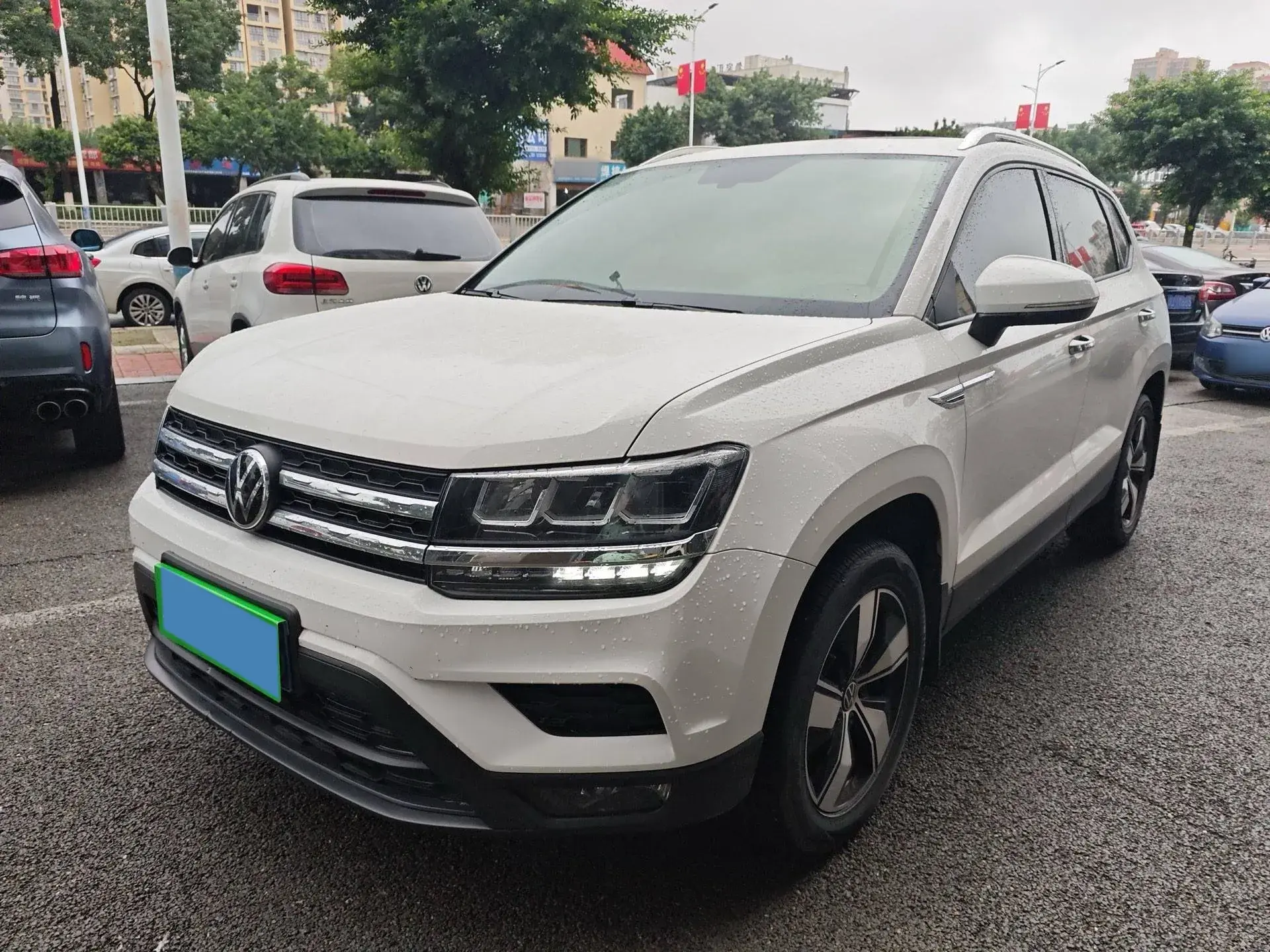 2021 VOLKSWAGEN THARU view 1