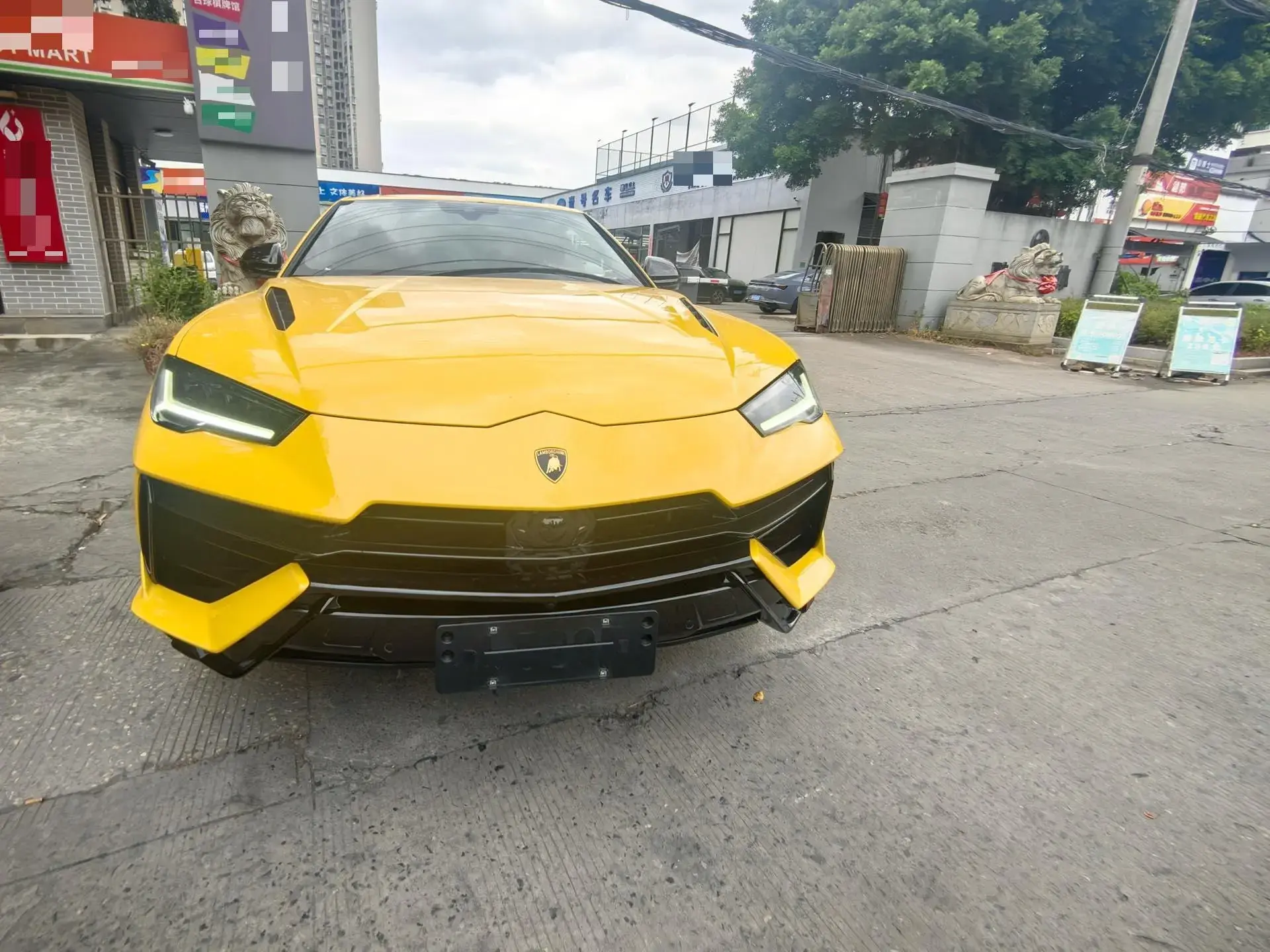 2023 LAMBORGHINI URUS thumbnail 2