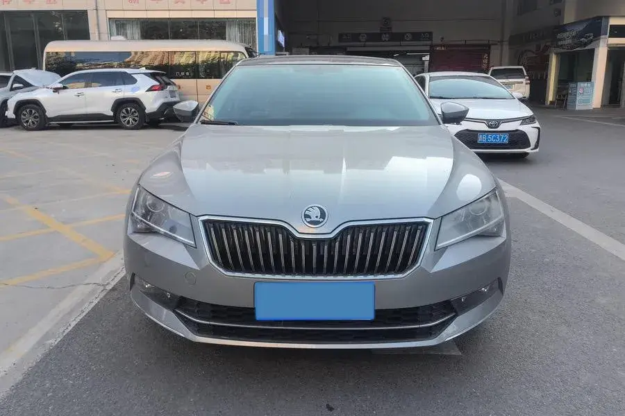 2018 SKODA SUPERB thumbnail 3