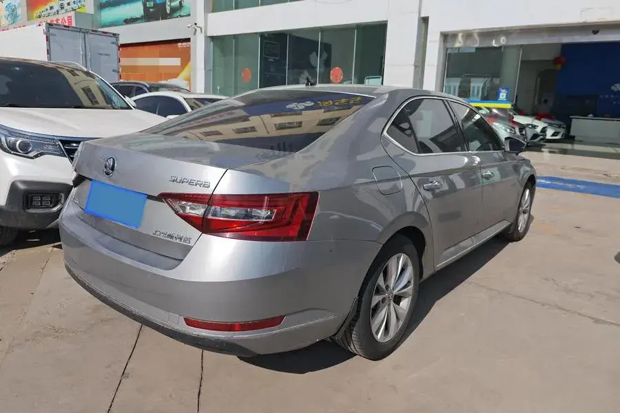 2018 SKODA SUPERB thumbnail 2