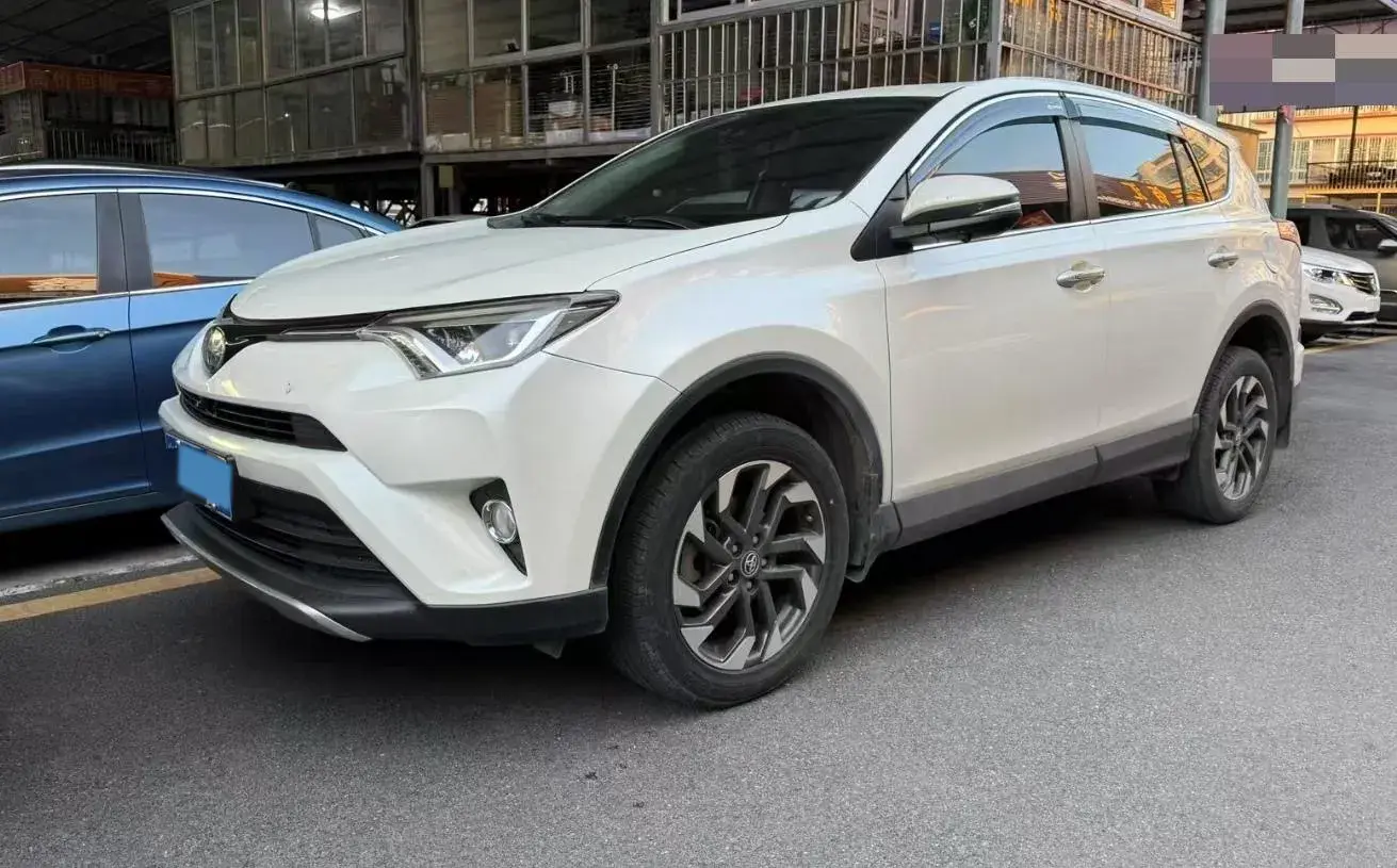 2018 TOYOTA RAV4 view 1