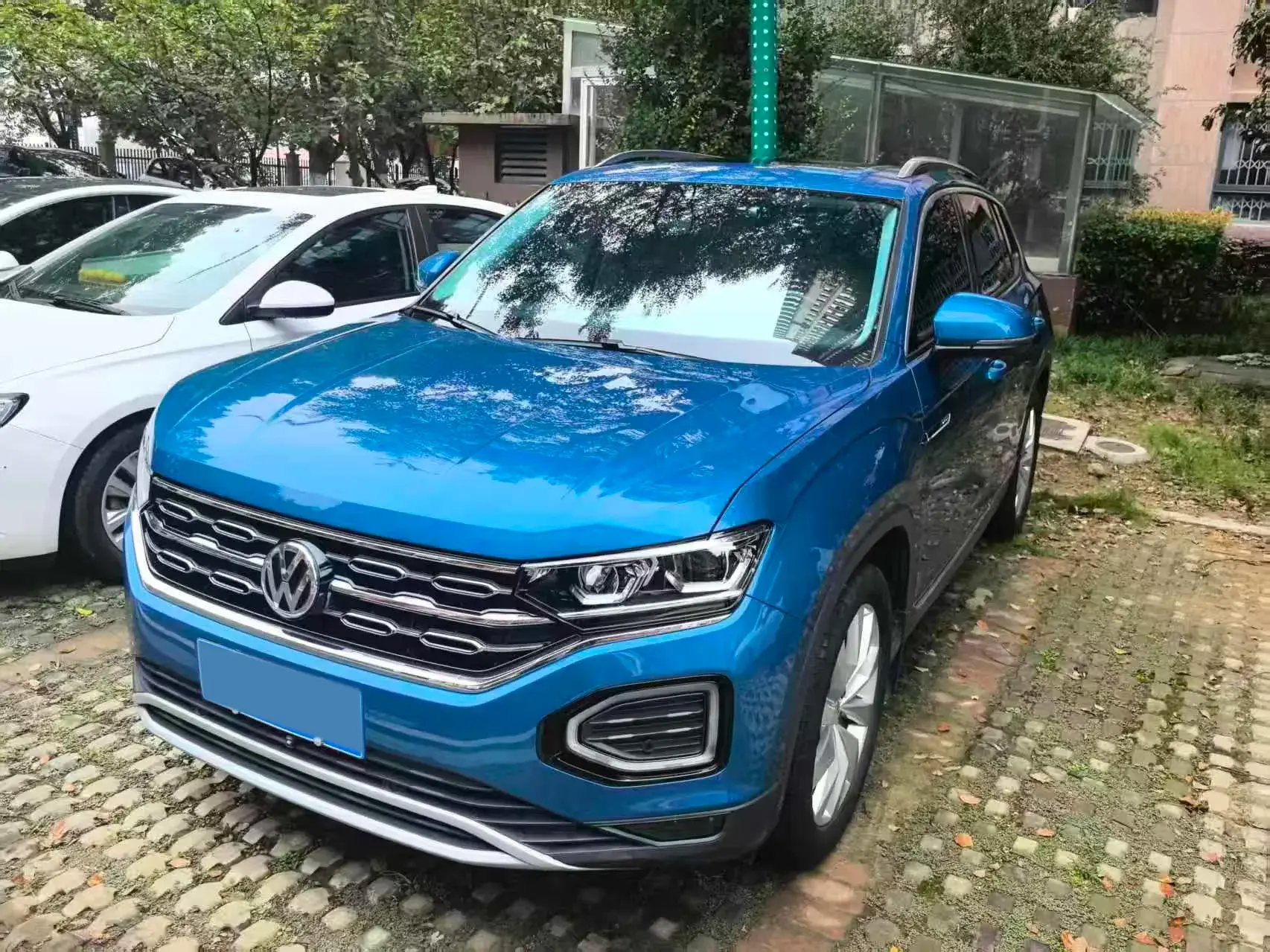 2020 VOLKSWAGEN TAYRON view 1
