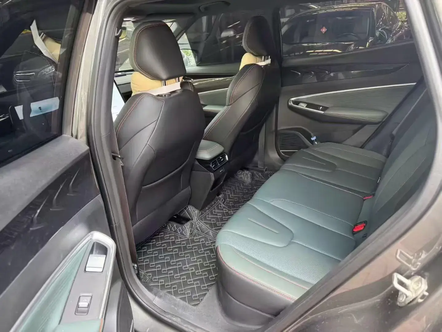 2024 GEELY AZKARRA thumbnail 3