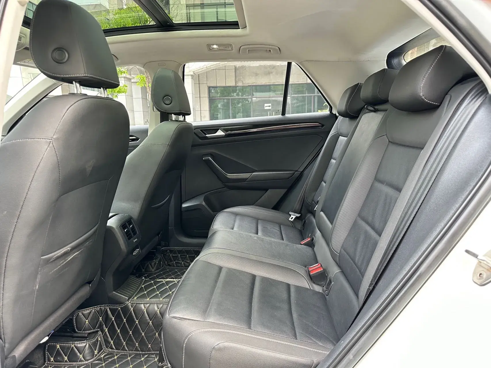 2021 VOLKSWAGEN T-ROC thumbnail 4