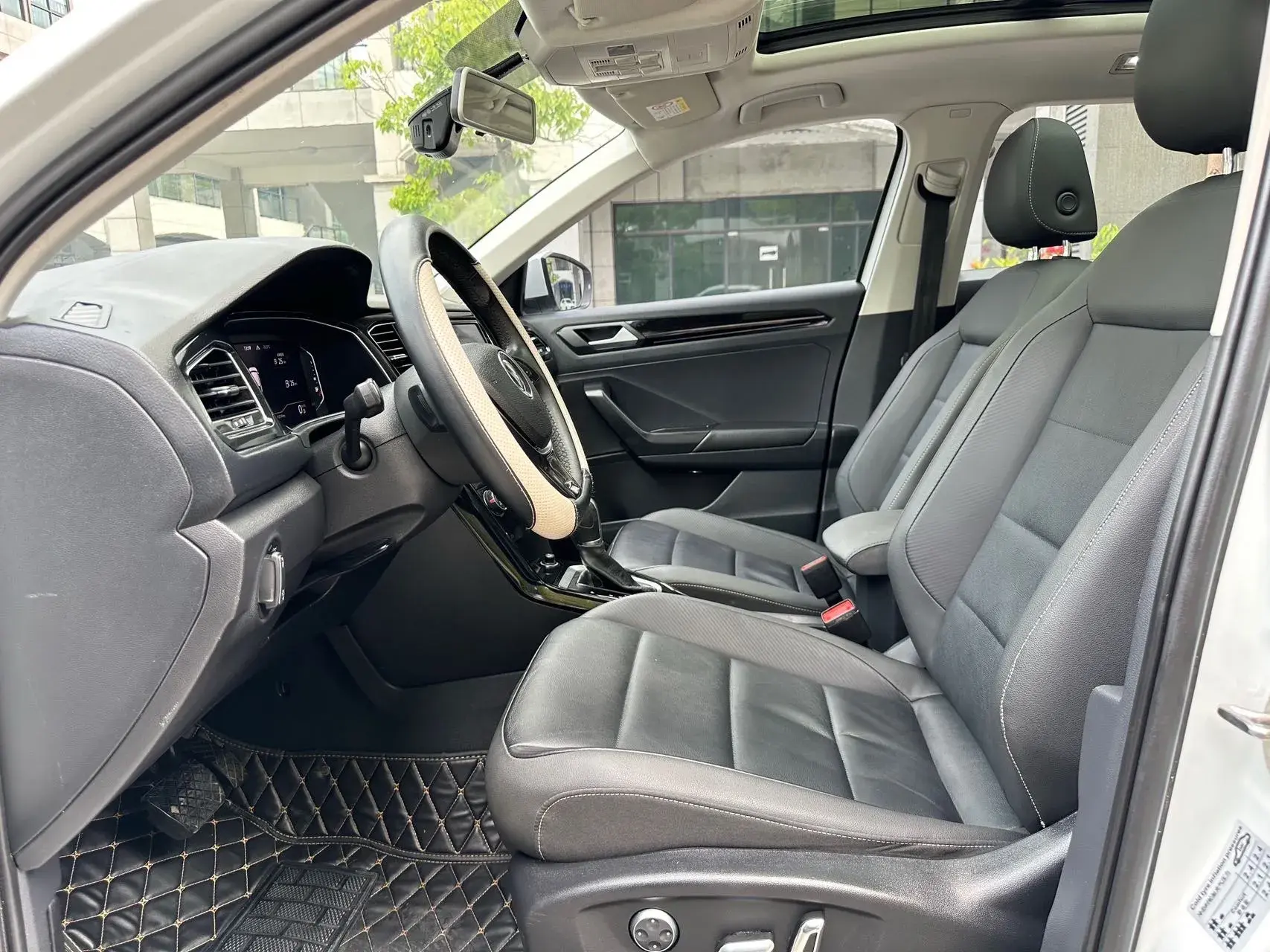 2021 VOLKSWAGEN T-ROC thumbnail 3