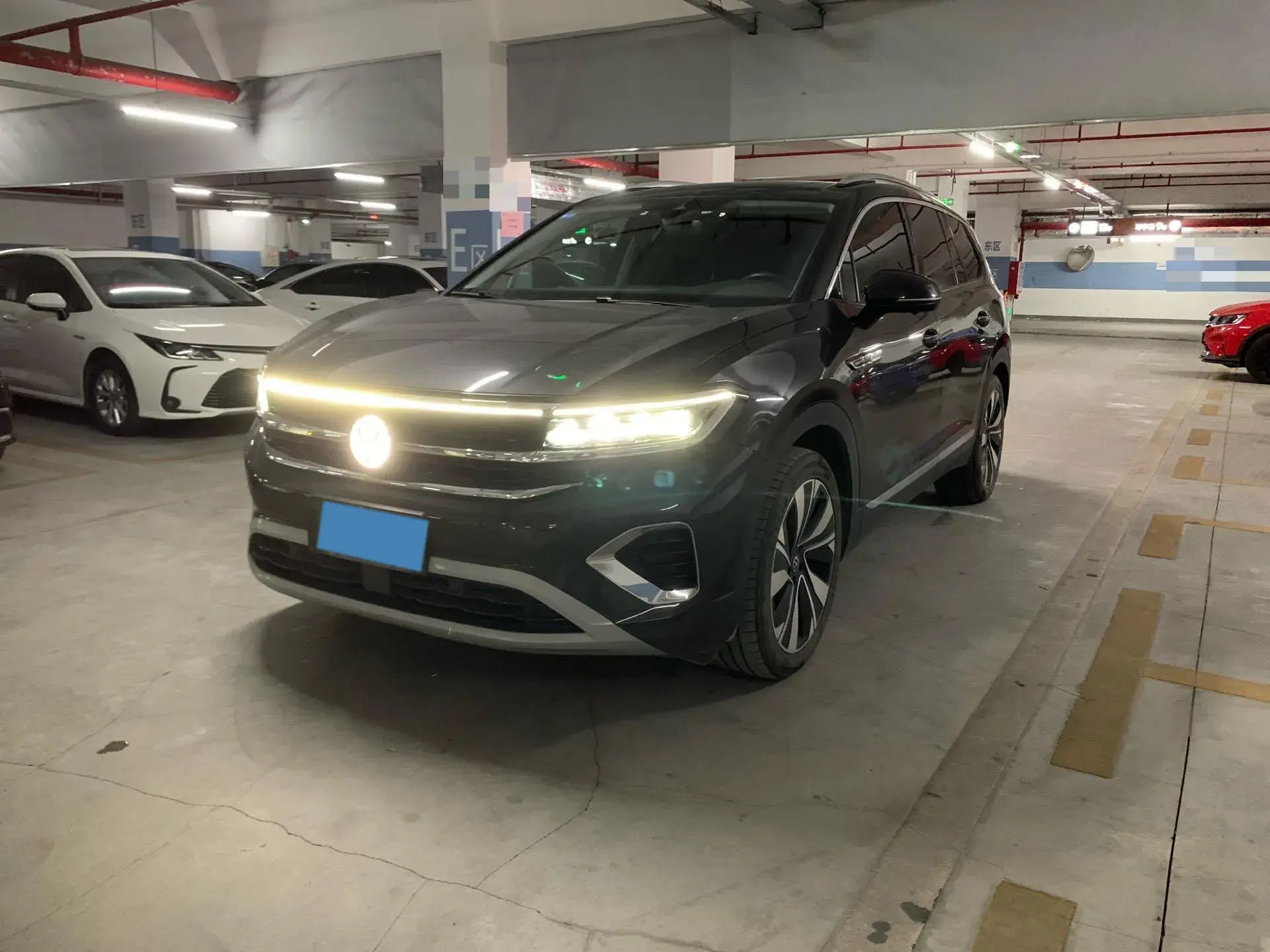 2023 VOLKSWAGEN TALAGON view 1