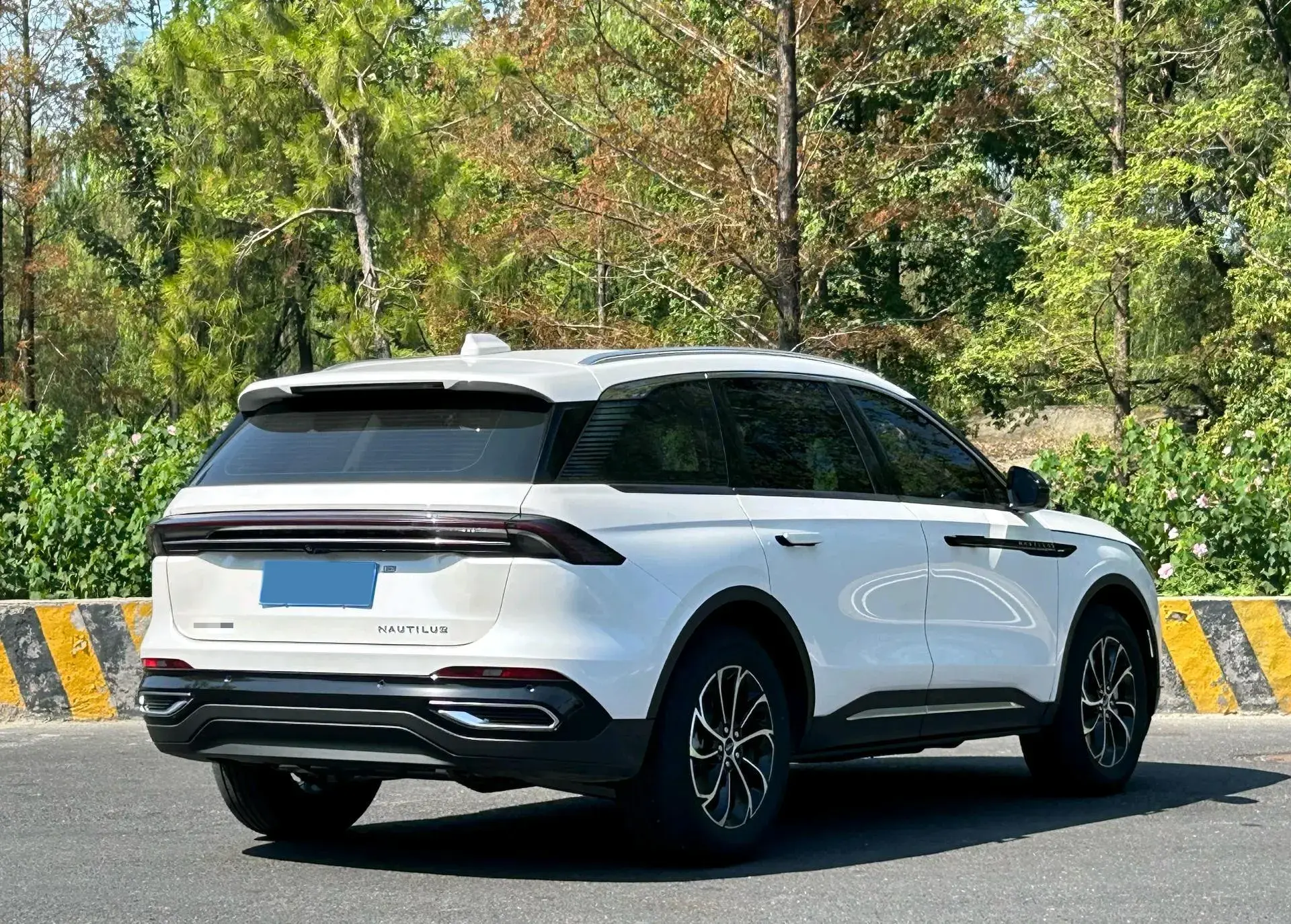 2025 LINCOLN NAUTILUS thumbnail 4