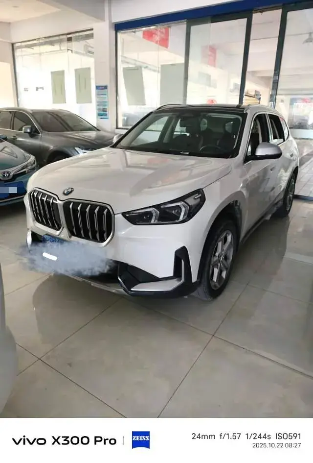 2023 BMW X1 view 1