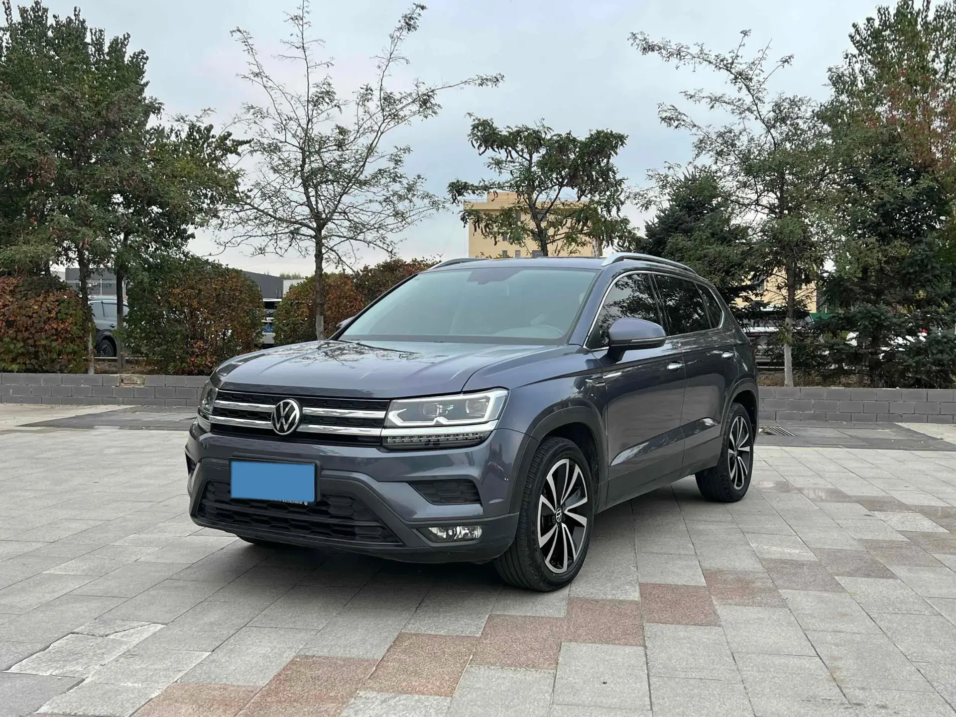 2021 VOLKSWAGEN THARU view 1