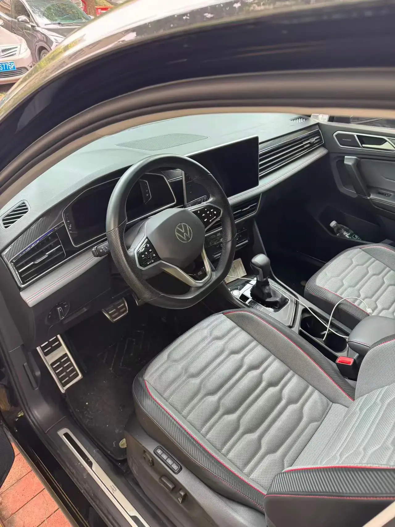 2023 VOLKSWAGEN TIGUAN thumbnail 4