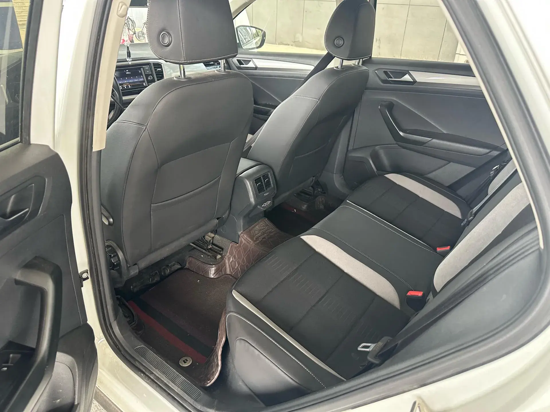 2019 VOLKSWAGEN T-ROC thumbnail 4