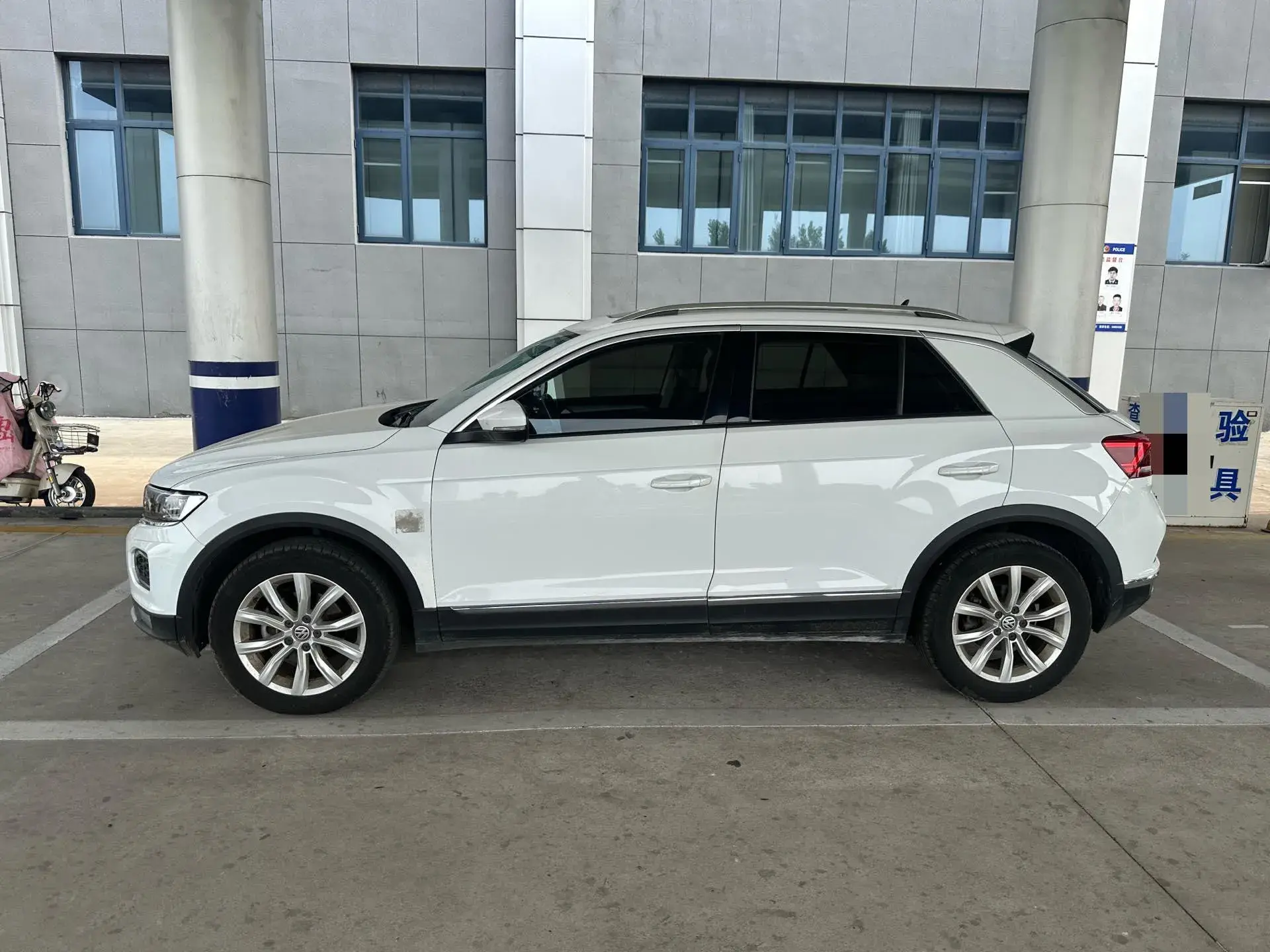 2019 VOLKSWAGEN T-ROC thumbnail 2