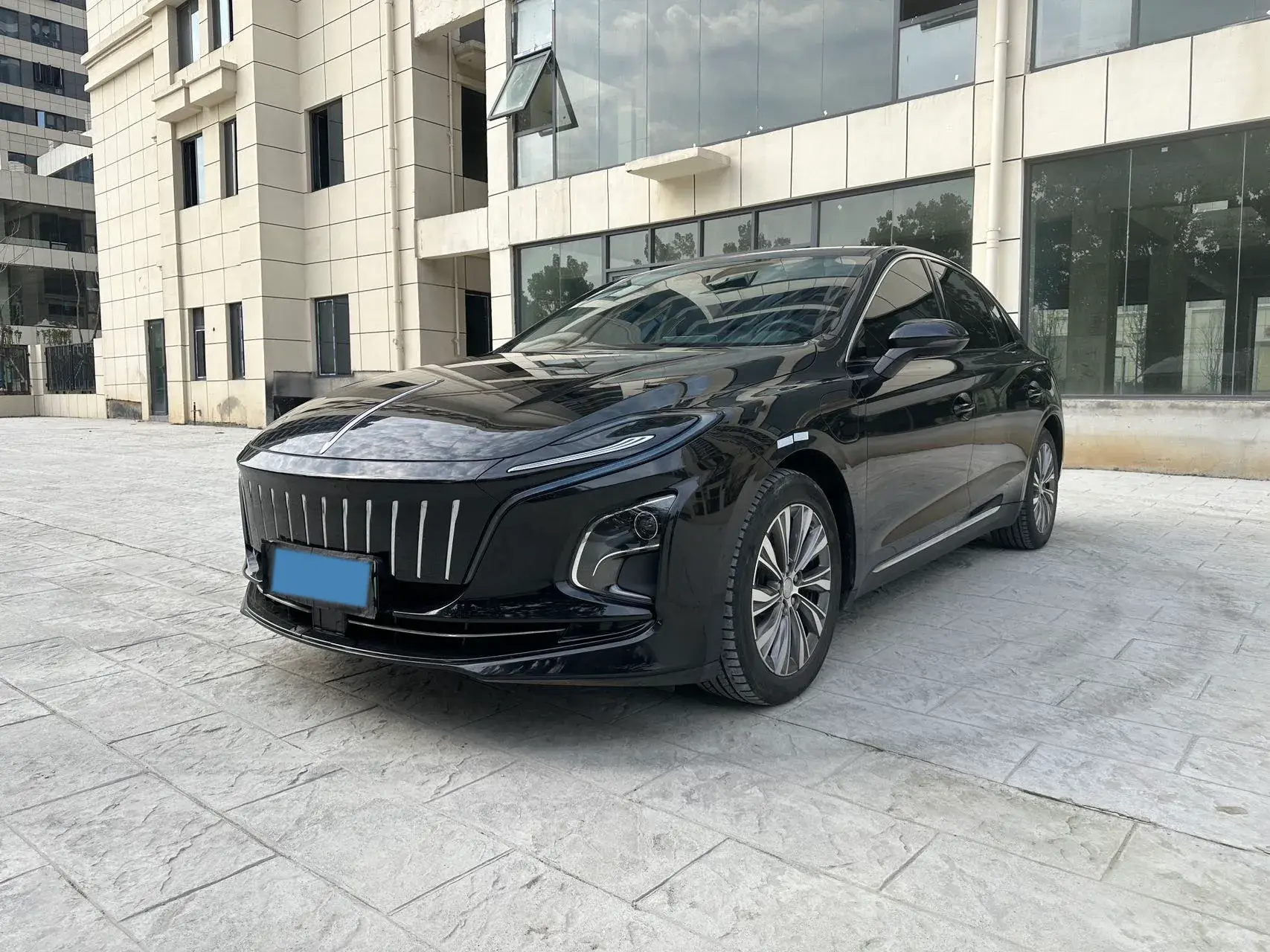 2022 HONGQI E-QM5 view 1