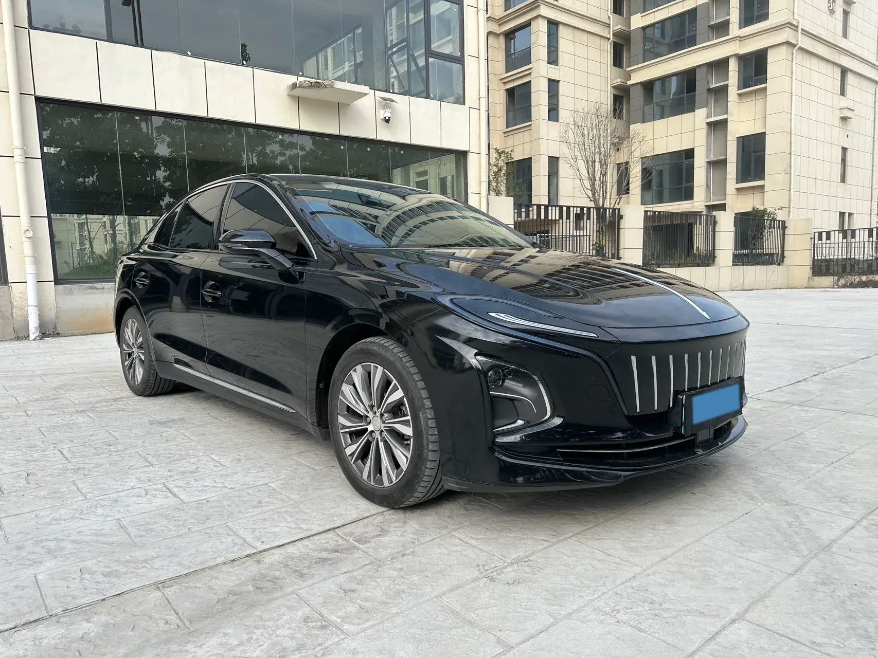 2022 HONGQI E-QM5 thumbnail 3