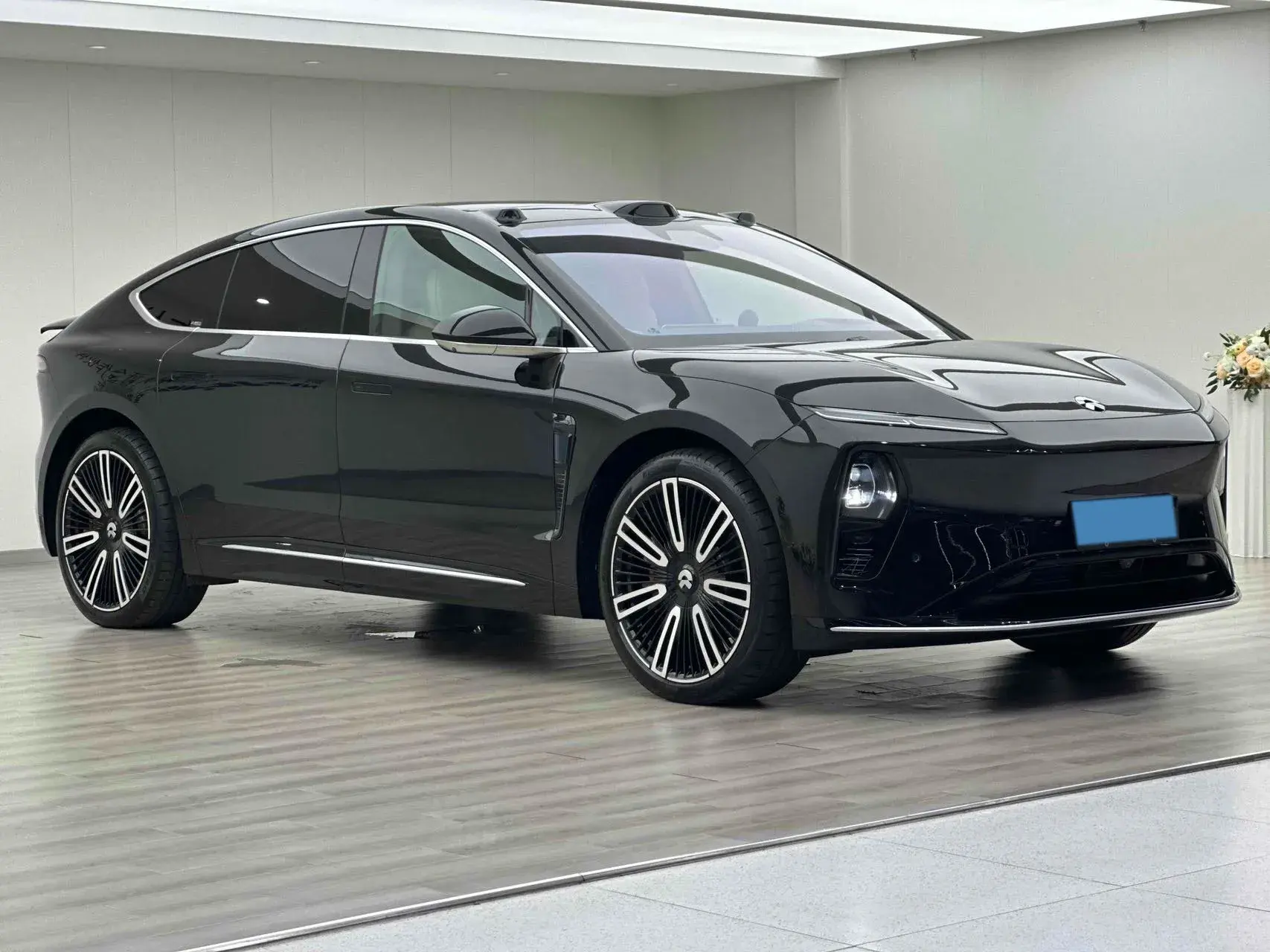 2025 NIO ET9 thumbnail 3