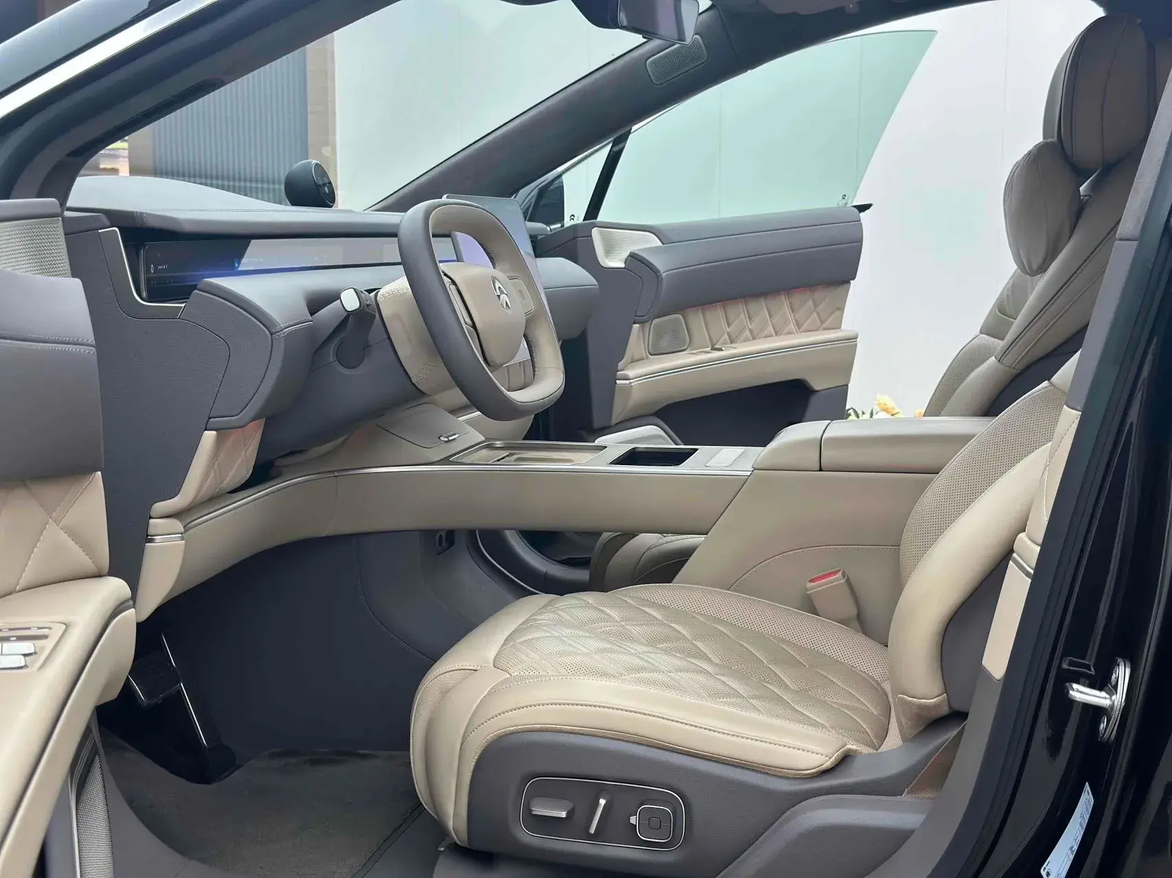 2025 NIO ET9 thumbnail 4