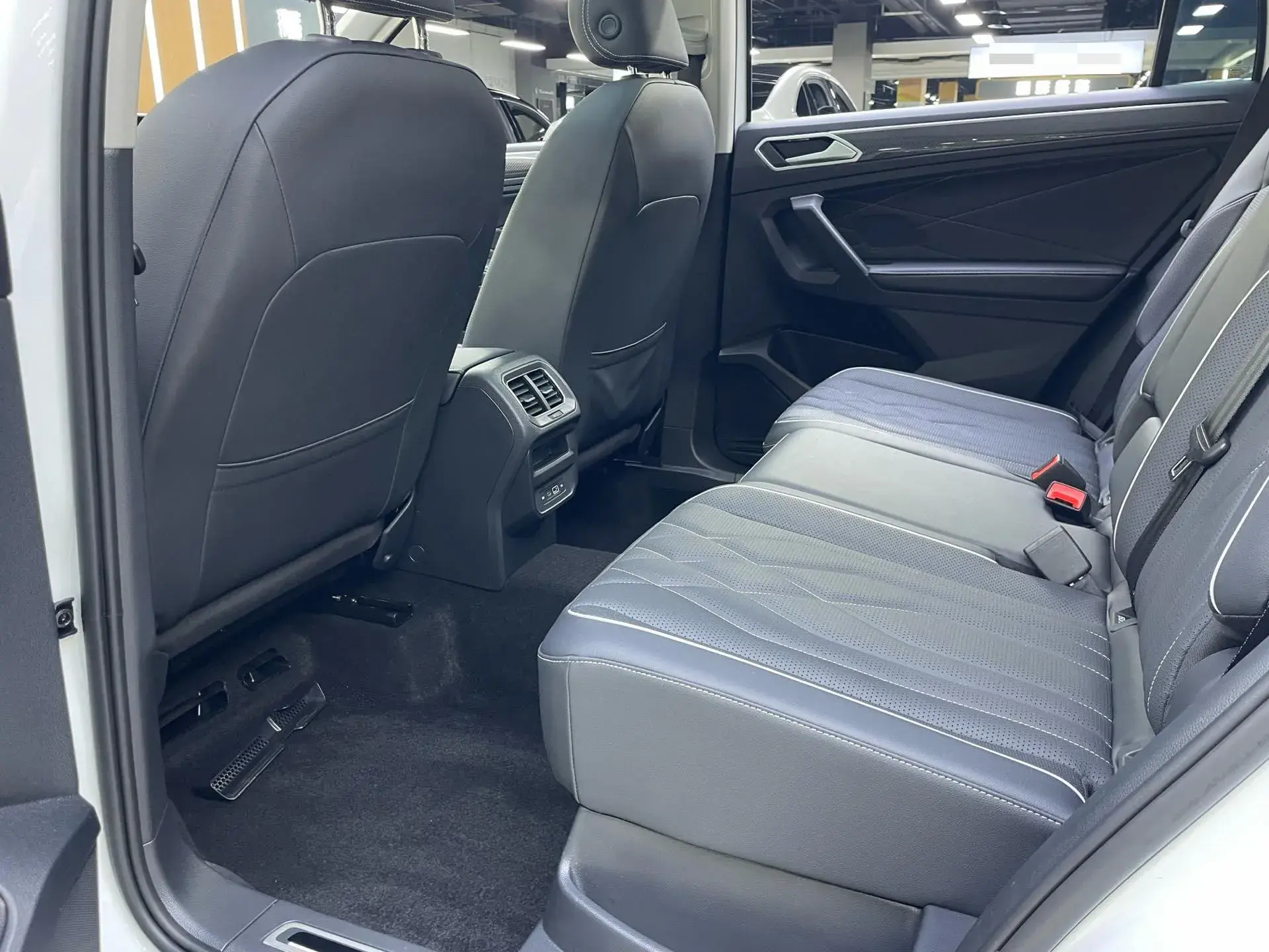 2023 VOLKSWAGEN TIGUAN thumbnail 4