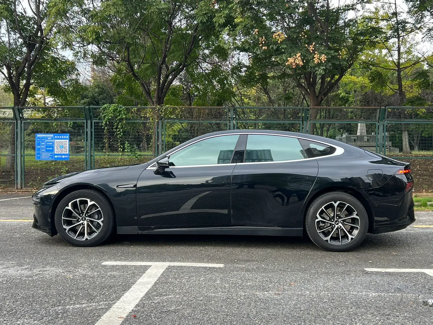 2020 XPENG P7 thumbnail 3