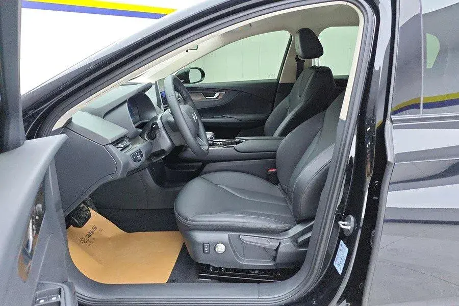 2023 HONGQI E-QM5 thumbnail 4